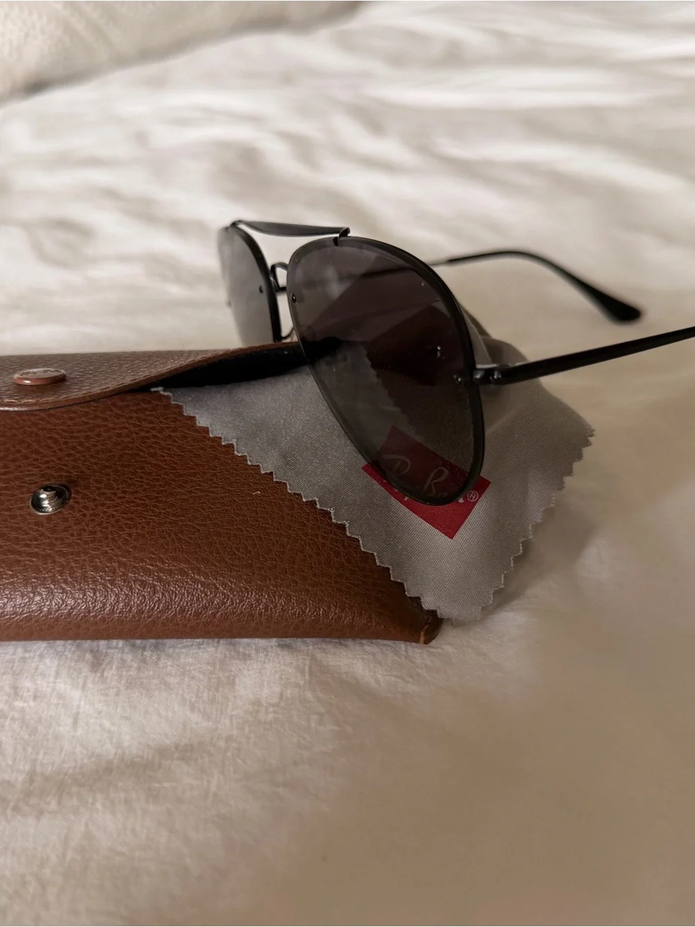 Ray-Ban Black Metal Aviator Sunglasses with Dark Lenses